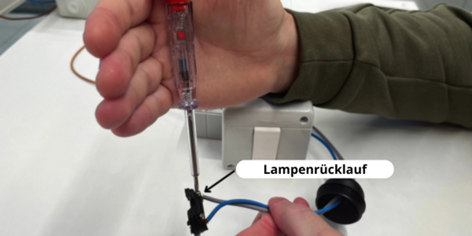 Phasenprüfer am Lampenrücklauf