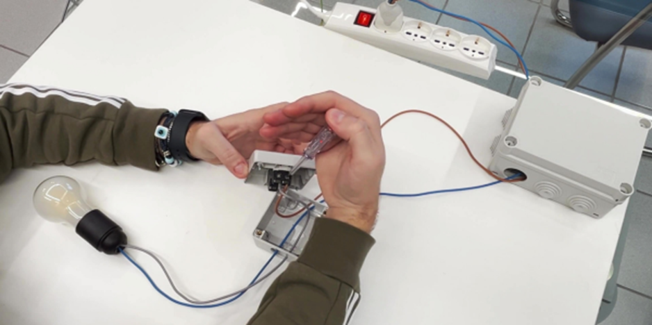 Voltage detector on terminal