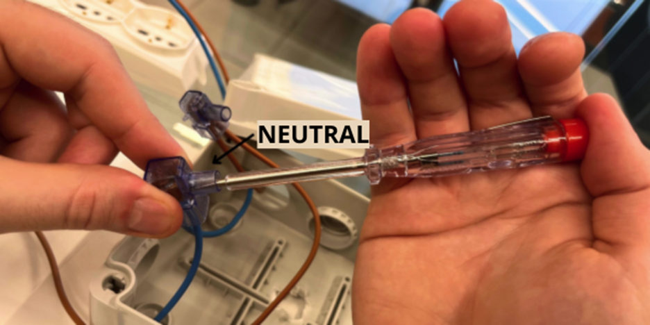Voltage detector on neutral terminal