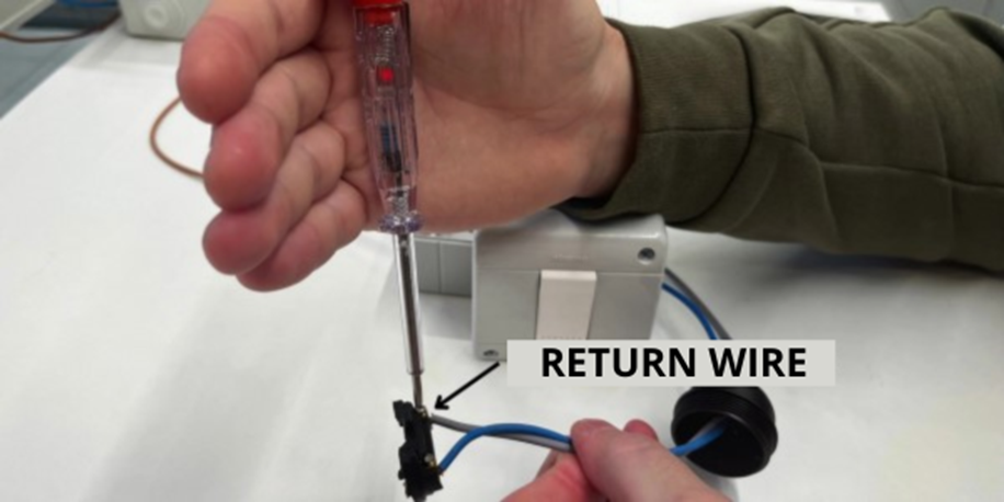 Voltage detector on lamp return