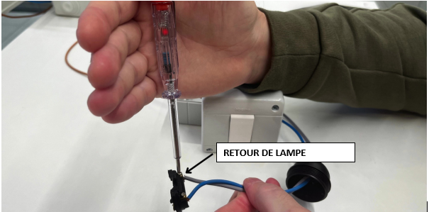 Testeur de phase sur le retour de lampe