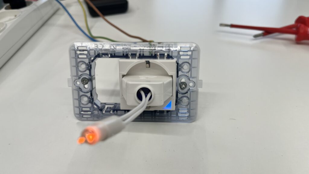 presa schuko connessa con spia LED
