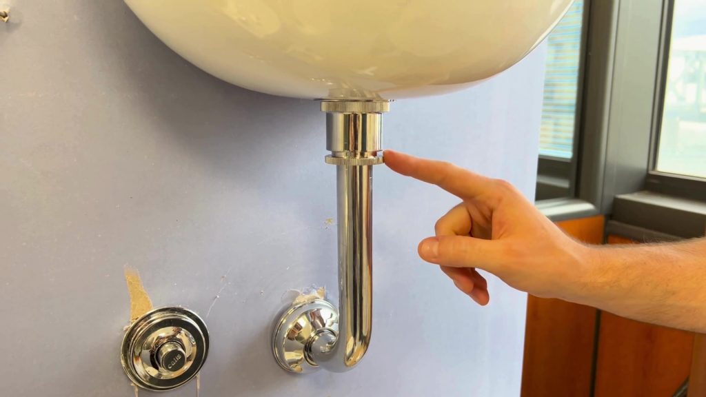 Libérer la partie supérieure du tube de chasse coudé avec les bagues