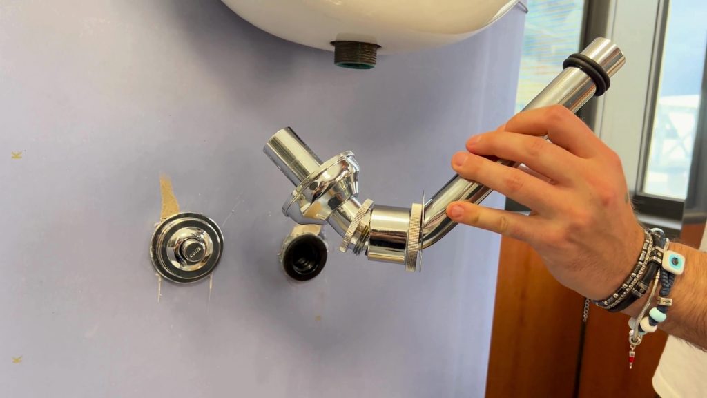 Dépose du tube de chasse coudé