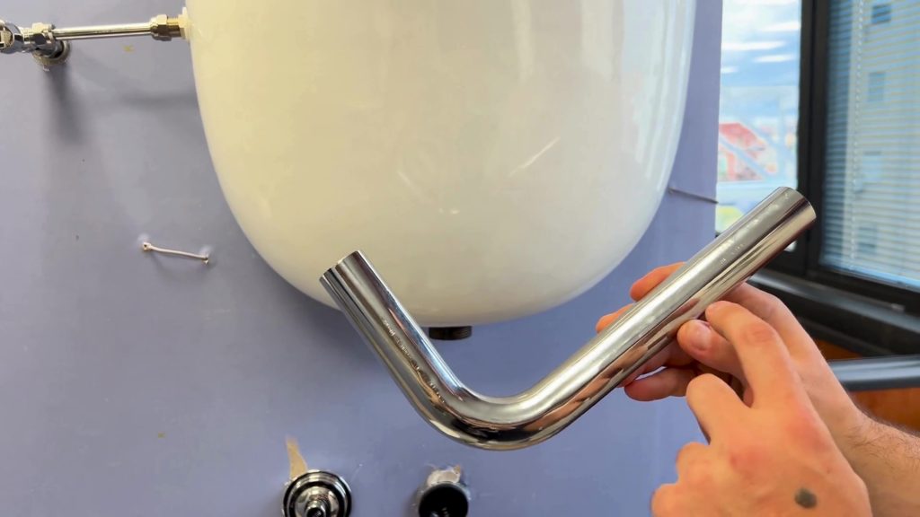 Comment remplacer le tube de chasse coudé