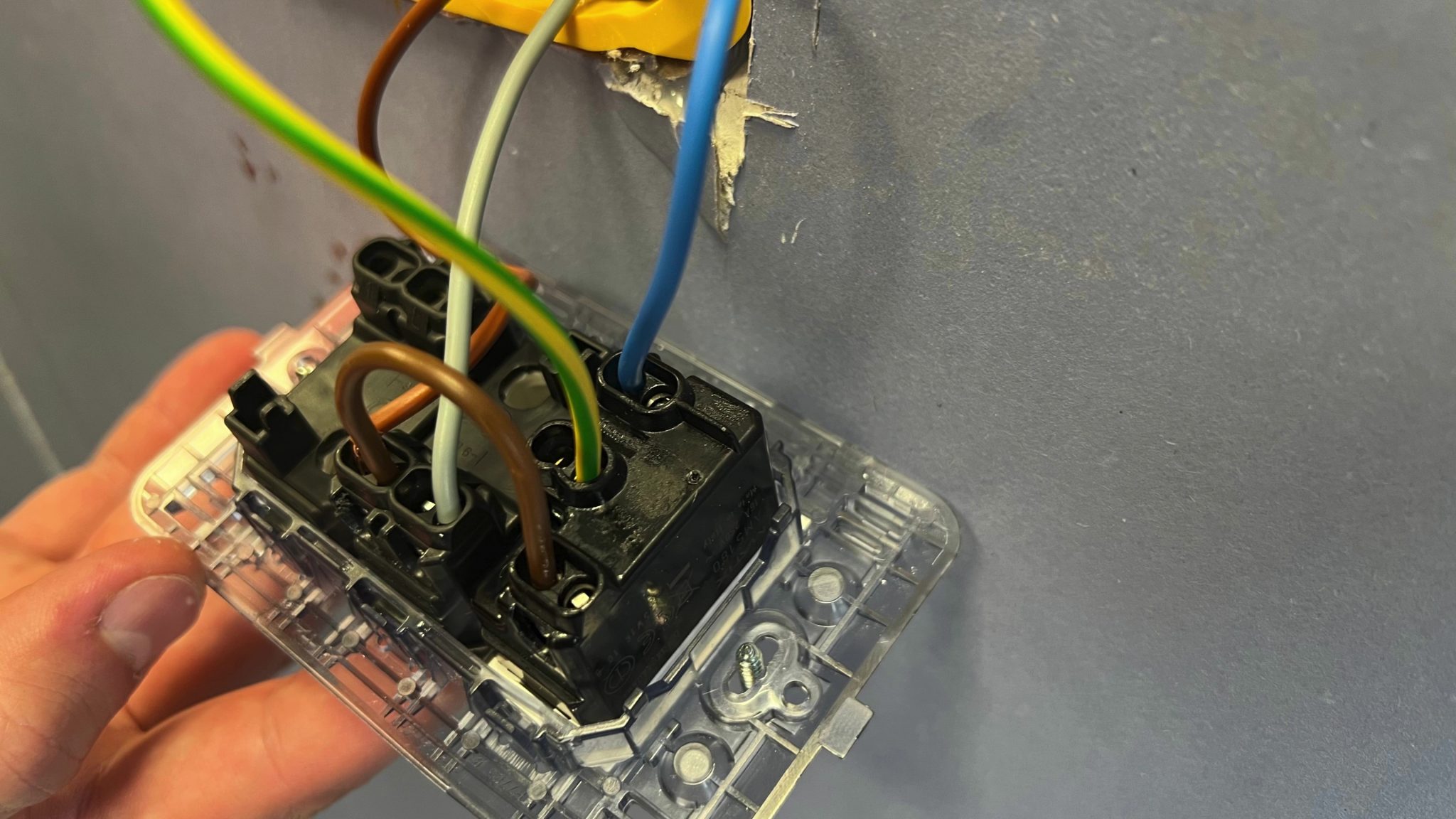 Come aggiungere una presa ad un interruttore - Blog Elettronew