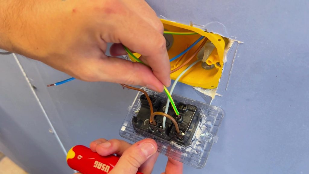 Inserimento cavo di terra per collegare una presa